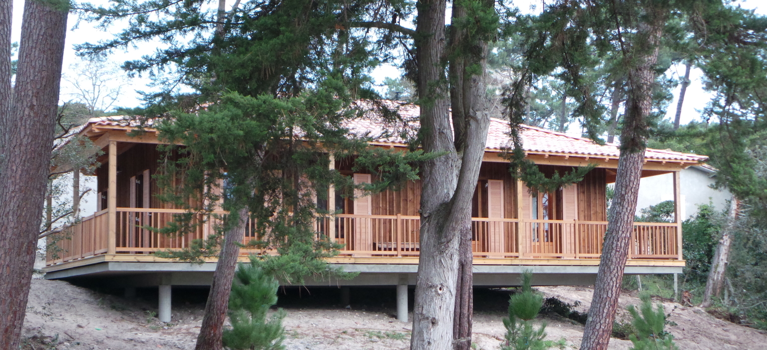 Maison bois contemporaine sur pilotis en forêt landaise